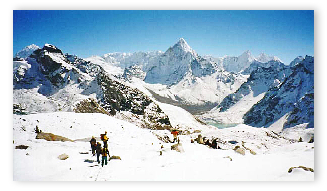 Trekkeurs dans la région de l'Everest Trekkeurs en approche du lac Cho La Tsho